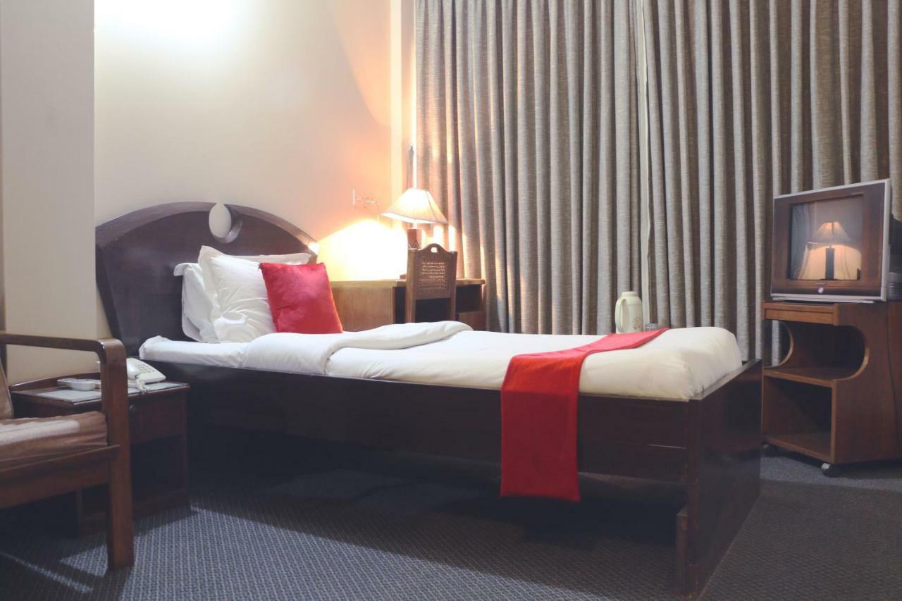 Hotel Ashrafee Дакка Екстер'єр фото